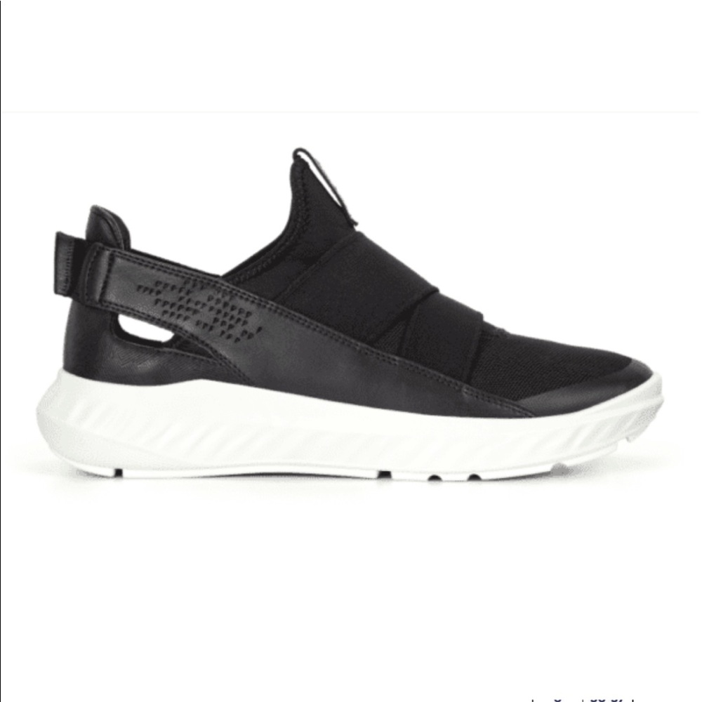 ECCO ST. 1 Lite Slip-On Black Size 8 women’s sneakers. Fit like size 9